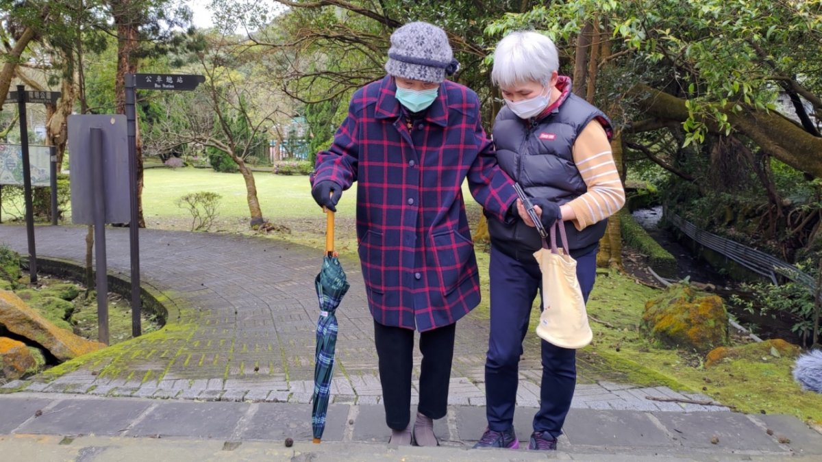 居服員與郭奶奶二個人就像母女一樣有說有笑，陪伴郭奶奶獨老，但不孤老。